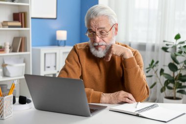 Üst düzey bir adam içeride bilgisayarla öğreniyor. Kendi kendine çalışma.