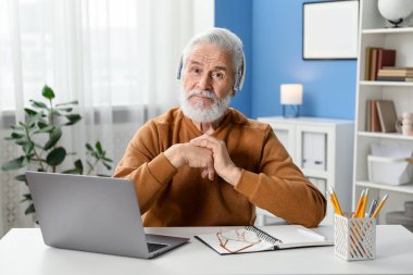 Üst düzey bir adam içeride bilgisayarla öğreniyor. Kendi kendine çalışma.