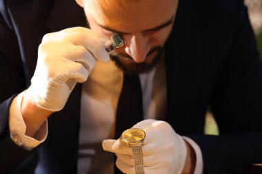 Loupe 'un lüks kol saati değerlendirmesi yapan bir eksper.