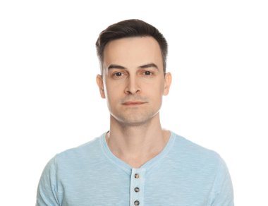 Beyaz arka planda tıraş olduktan sonra yakışıklı bir adam.