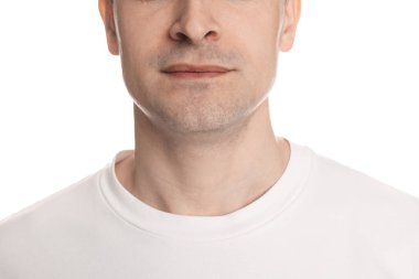 Beyaz arka planda tıraş olan adam, yakın plan