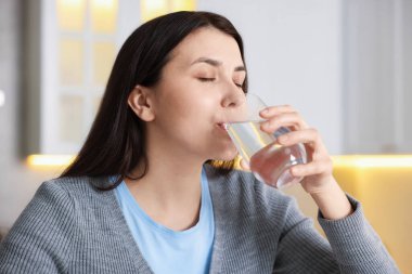 Kadın içme suyu bardaktan mutfak