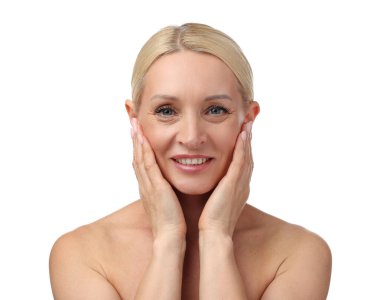 Beyaz arka planda güzel bir kadının portresi