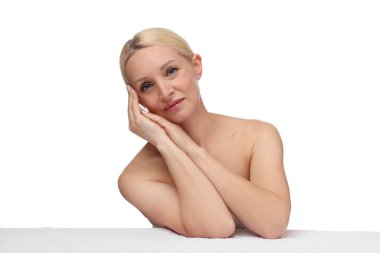 Beyaz arka planda havlusu olan güzel bir kadının portresi.