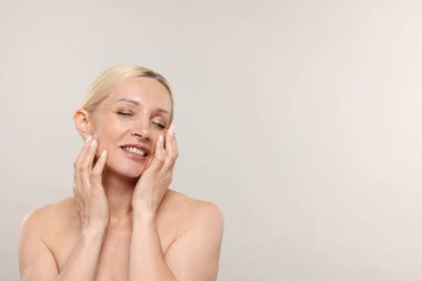 Aydınlık arka planda güzel bir kadının portresi. Metin için boşluk