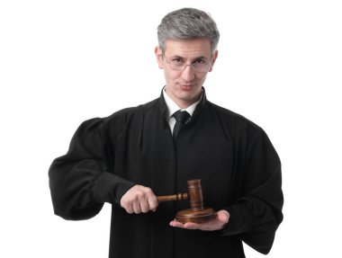 Beyaz arkaplanda çekiç ve ses engeli olan yargıç