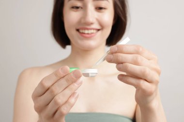 Kontakt lensi açık arkaplandan çıkaran kadın, seçici odak