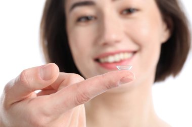 Beyaz arkaplanda kontak lensli kadın, seçici odak