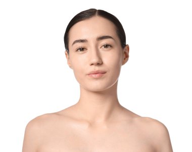 Beyaz arka planda kaplıca tedavisinden sonra güzel bir kadının portresi, yakın plan.