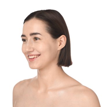 Beyaz arka planda gülümseyen kadın. Kozmetoloji ve cilt bakımı