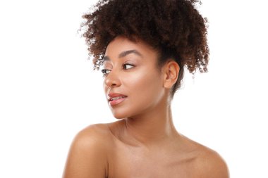 Beyaz arka planda güzel Brezilyalı kadın portresi