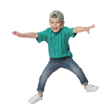 Mutlu küçük çocuk beyaz arka planda dans ediyor