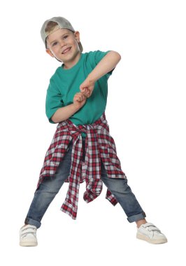 Mutlu küçük çocuk beyaz arka planda dans ediyor