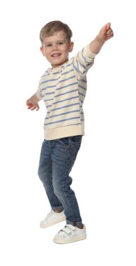 Mutlu küçük çocuk beyaz arka planda dans ediyor