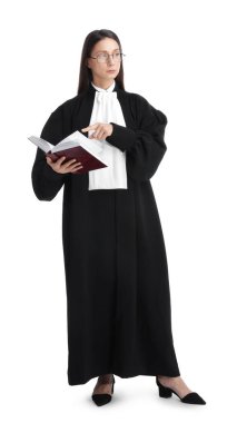 Beyaz arkaplan üzerine kitabı olan hakimin tam boy portresi