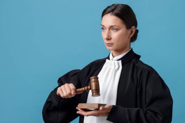 Açık mavi arkaplanda çekiç ve ses bloğuyla yargıla