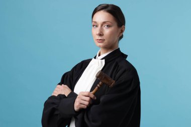 Açık mavi arkaplanda çekiçle yargıç