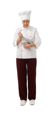 Beyaz arka planda yemek pişiren profesyonel pasta şefi.