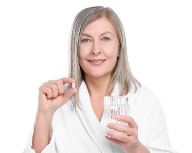 Kollajen hapı ve beyaz arka planda bir bardak suyla gülümseyen kadın.