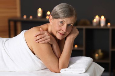 Son sınıf öğrencisi masaj salonundaki kanepede dinleniyor.