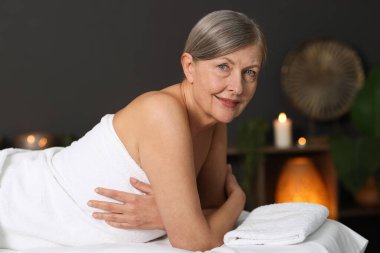 Son sınıf öğrencisi masaj salonundaki kanepede dinleniyor.