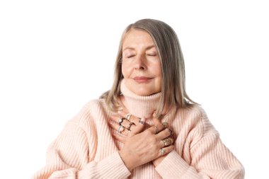 Üst düzey kadın beyaz arka planda farklı yüzükler takıyor.