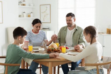 Aile akşam yemeğinden önce evde dua ediyor.