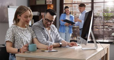 Pazarlama. Ofiste birlikte çalışan iş adamları, seçici odaklanma