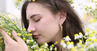 Güzel papatya çiçekleri olan büyüleyici bir kadın.