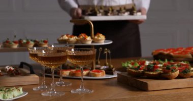Garson açık büfe için aperatifleri hazırlıyor, yakın plan.