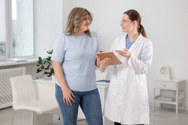 Kilo kaybı. Klinikteki aşırı kilolu kadınlara danışmanlık yapan beslenme uzmanı.