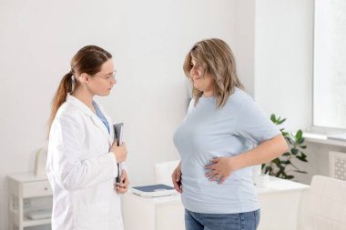 Kilo kaybı. Klinikteki aşırı kilolu kadınlara danışmanlık yapan beslenme uzmanı.