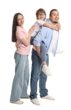 Beyaz arka planda sevimli aile portresi