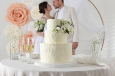 Mutlu evli çift içeride, düğün pastasına ve masadaki şampanya bardaklarına odaklan.