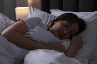 evde yatakta uyuyan güzel kadın