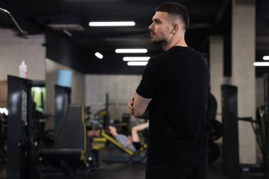 Spor merkezinde profesyonel kişisel antrenör. Metin için boşluk