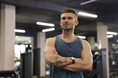 Spor salonundaki profesyonel kişisel antrenör portresi. Metin için boşluk