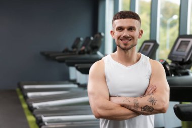 Spor merkezinde profesyonel kişisel antrenör portresi. Metin için boşluk