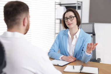 Aday ve adayın ofiste iş görüşmesi var.