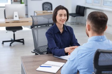 Asker ve aday ofiste el sıkışıyor.