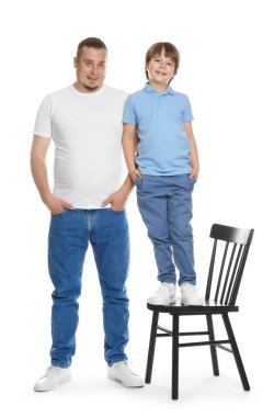 Beyaz arka planda oğlu olan bir baba.