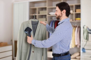 Kapalı alanda buharlı adam ceketi.