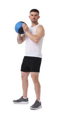 Beyaz arka planda ilaç topuyla egzersiz yapan adam.