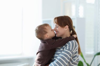 Mutlu anne oğluyla evde vakit geçiriyor.