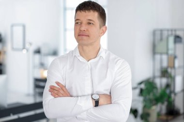 Yakışıklı orta yaşlı bir adamın portresi.