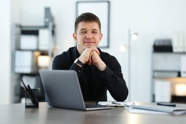 Ofisteki yakışıklı adamın portresi.