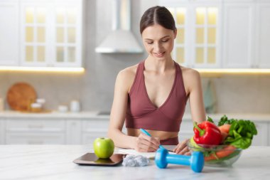 Beyaz mermer masa içinde diyet planı geliştiren kadın, metin için alan