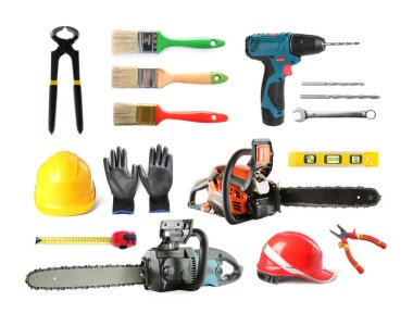 Testereler ve diğer ekipmanlar beyaz arka planda, set