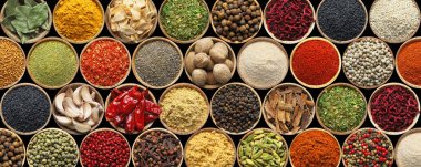 Siyah arka plandaki kaselerde farklı aromatik baharatlar seti. Pankart tasarımı