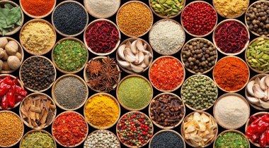 Siyah arka plandaki kaselerde farklı aromatik baharatlar seti. Pankart tasarımı